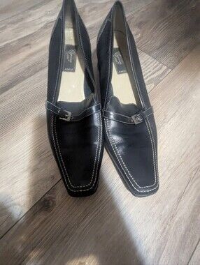 Navy sz 40 leather low heel.loafer made in Italy.
